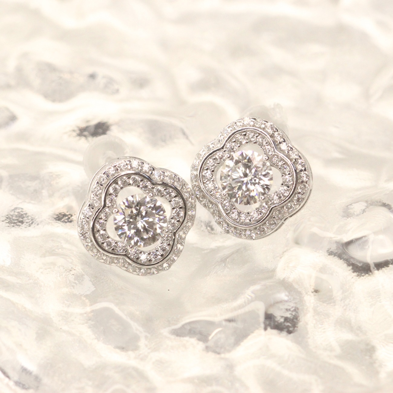 벨라블랙 쿼트레포일 모이사나이트 귀걸이 Quatrefoil Earrings
